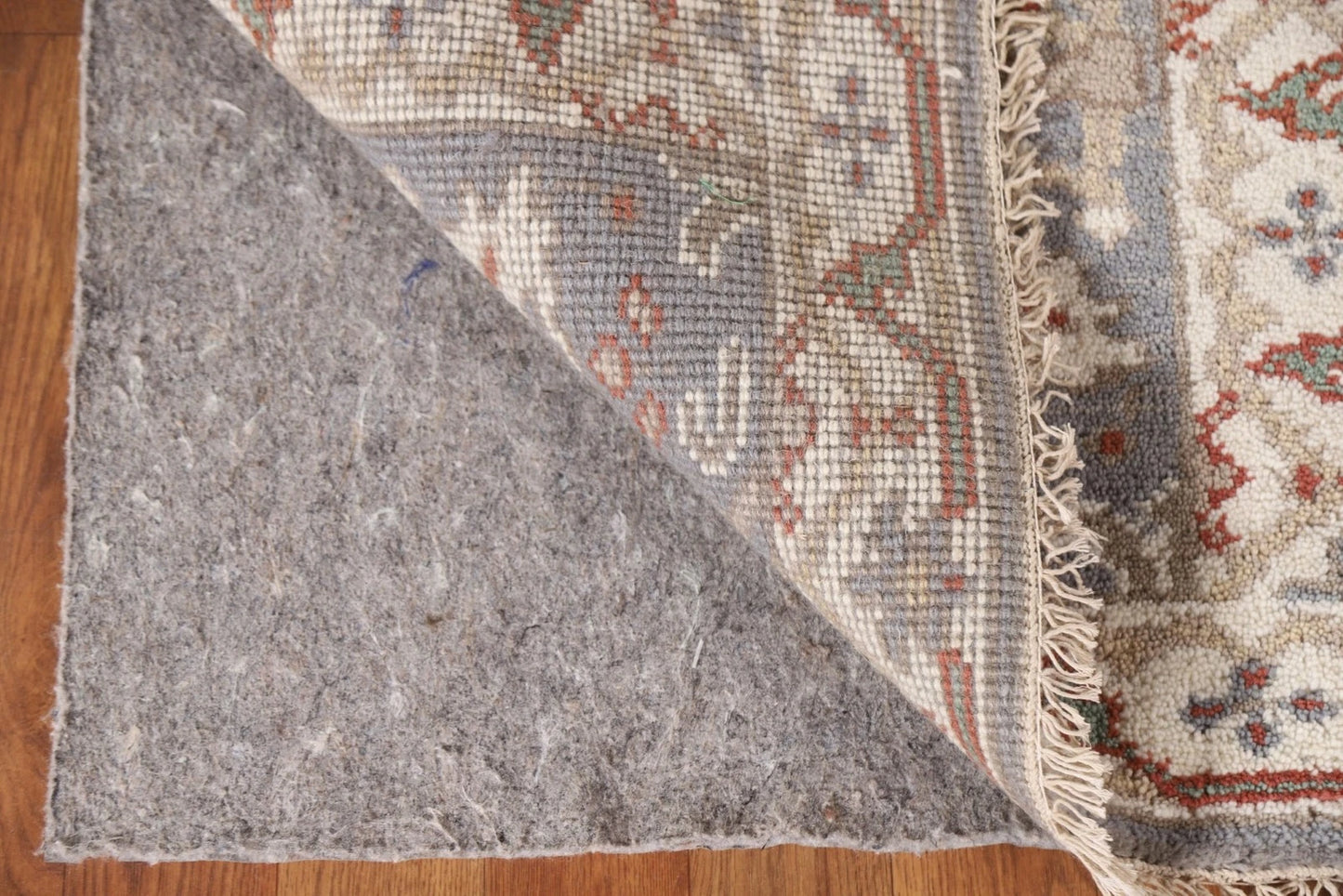 Chic Grey & Beige Traditional Accent Rug (2' x 3')