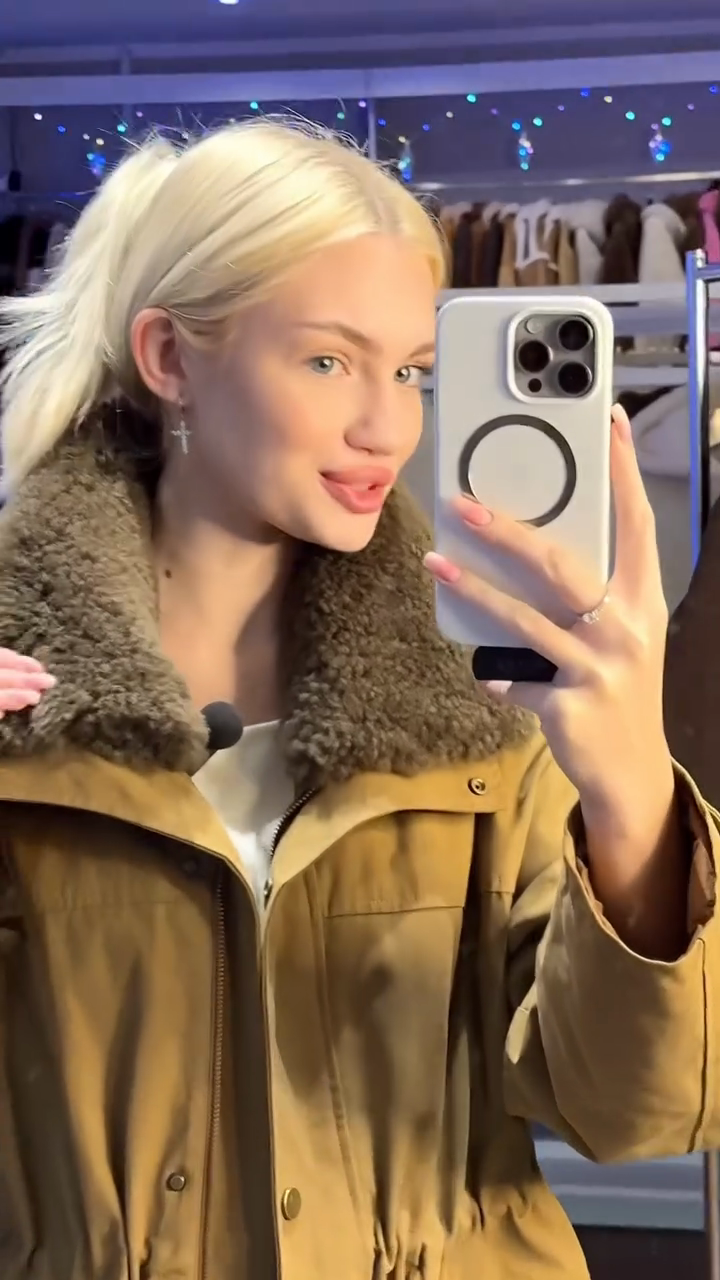 Wool collar drawstring parka