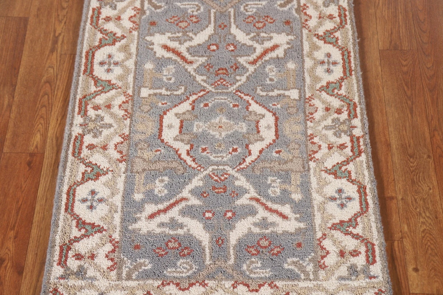 Chic Grey & Beige Traditional Accent Rug (2' x 3')