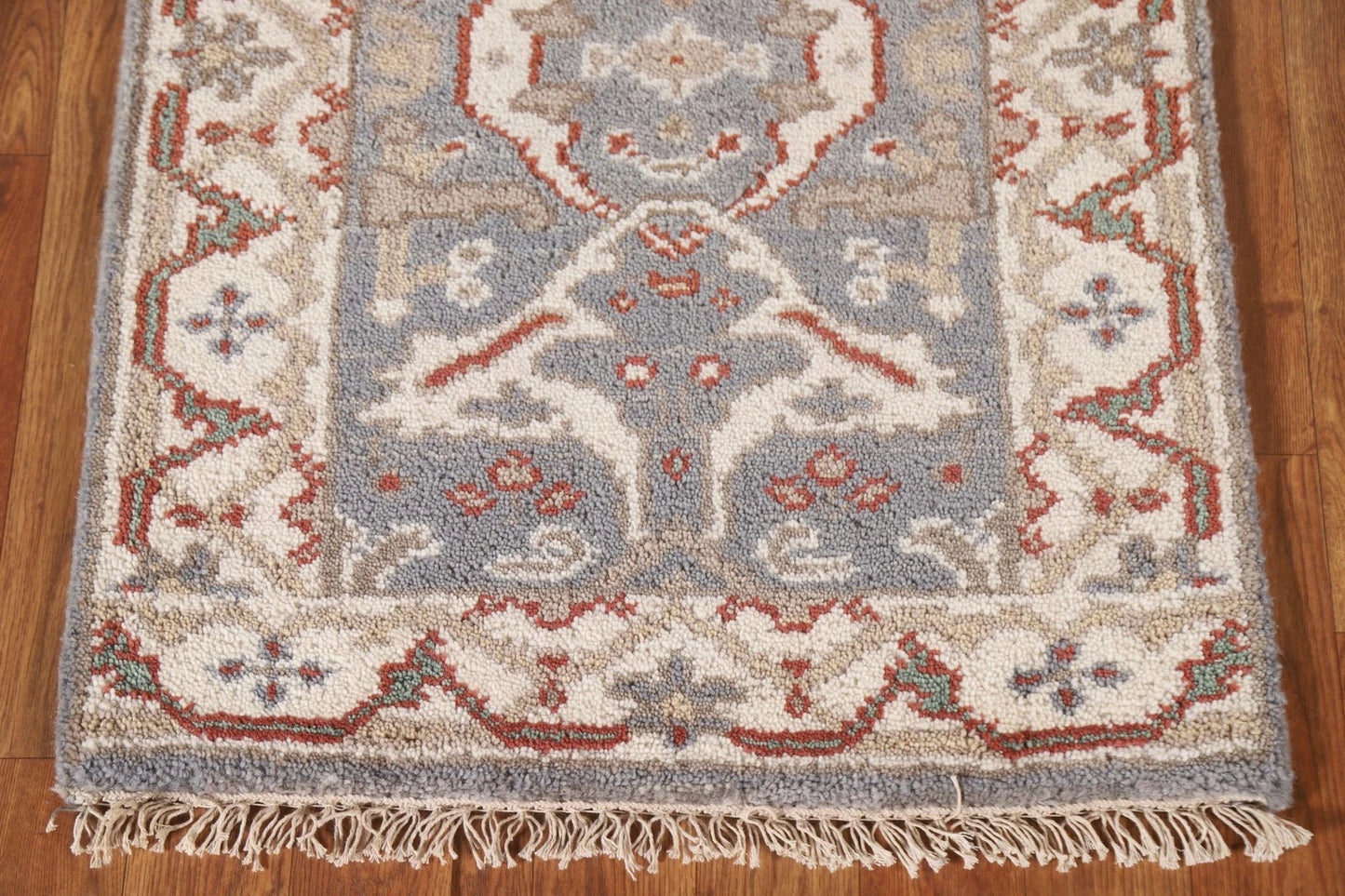 Chic Grey & Beige Traditional Accent Rug (2' x 3')
