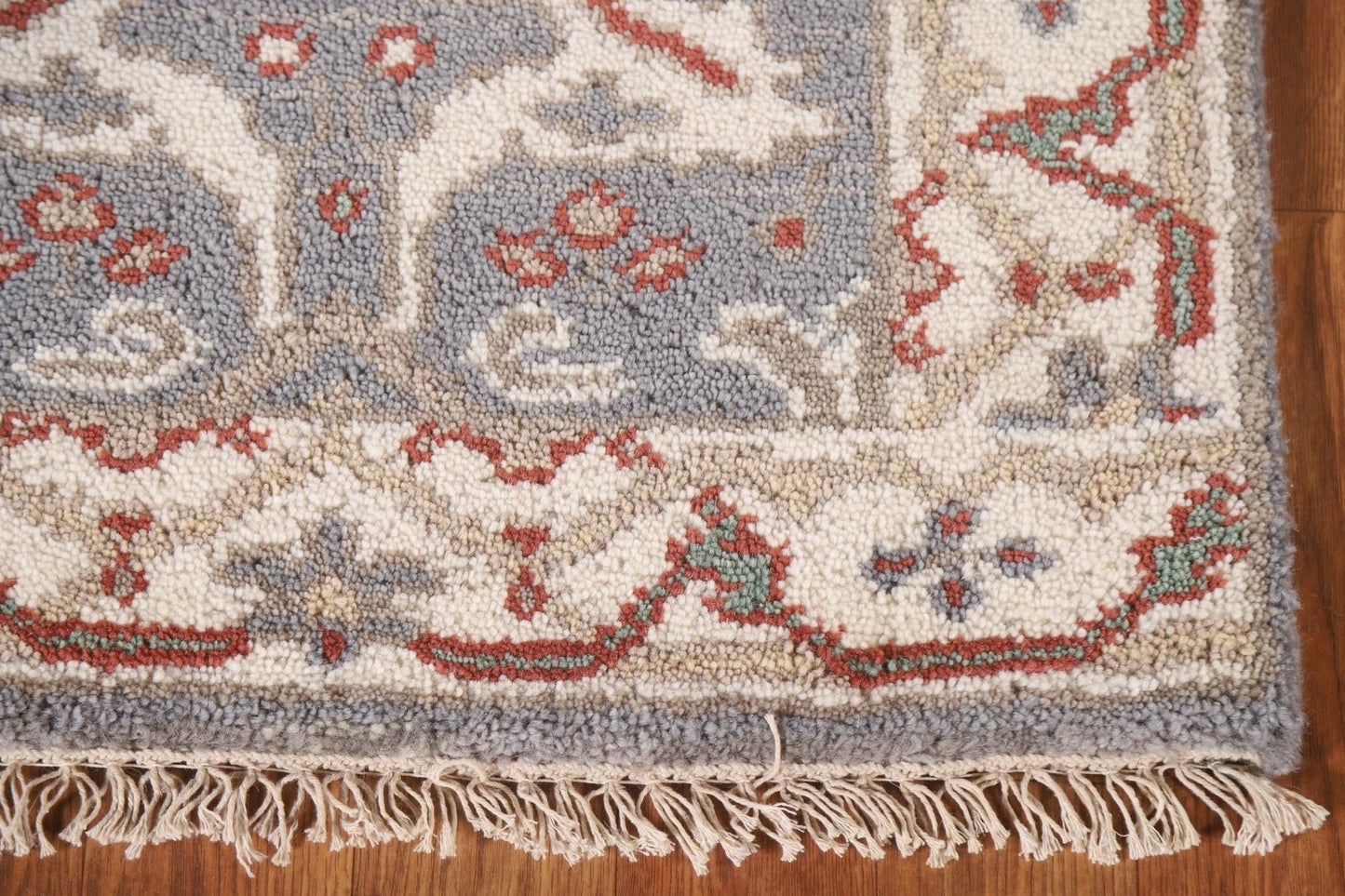 Chic Grey & Beige Traditional Accent Rug (2' x 3')