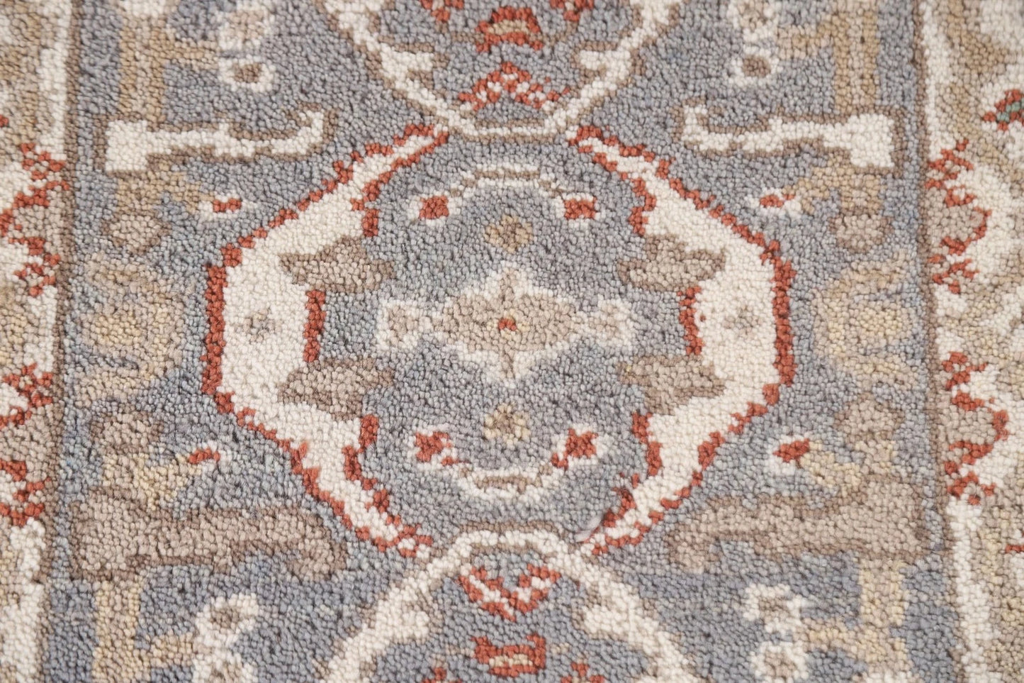 Chic Grey & Beige Traditional Accent Rug (2' x 3')
