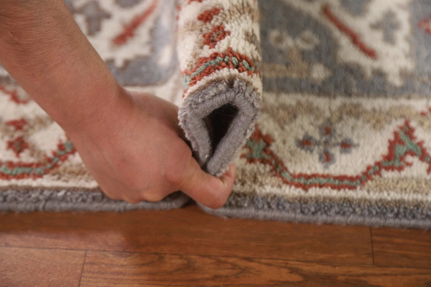 Chic Grey & Beige Traditional Accent Rug (2' x 3')