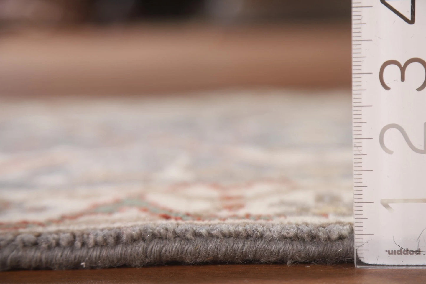 Chic Grey & Beige Traditional Accent Rug (2' x 3')