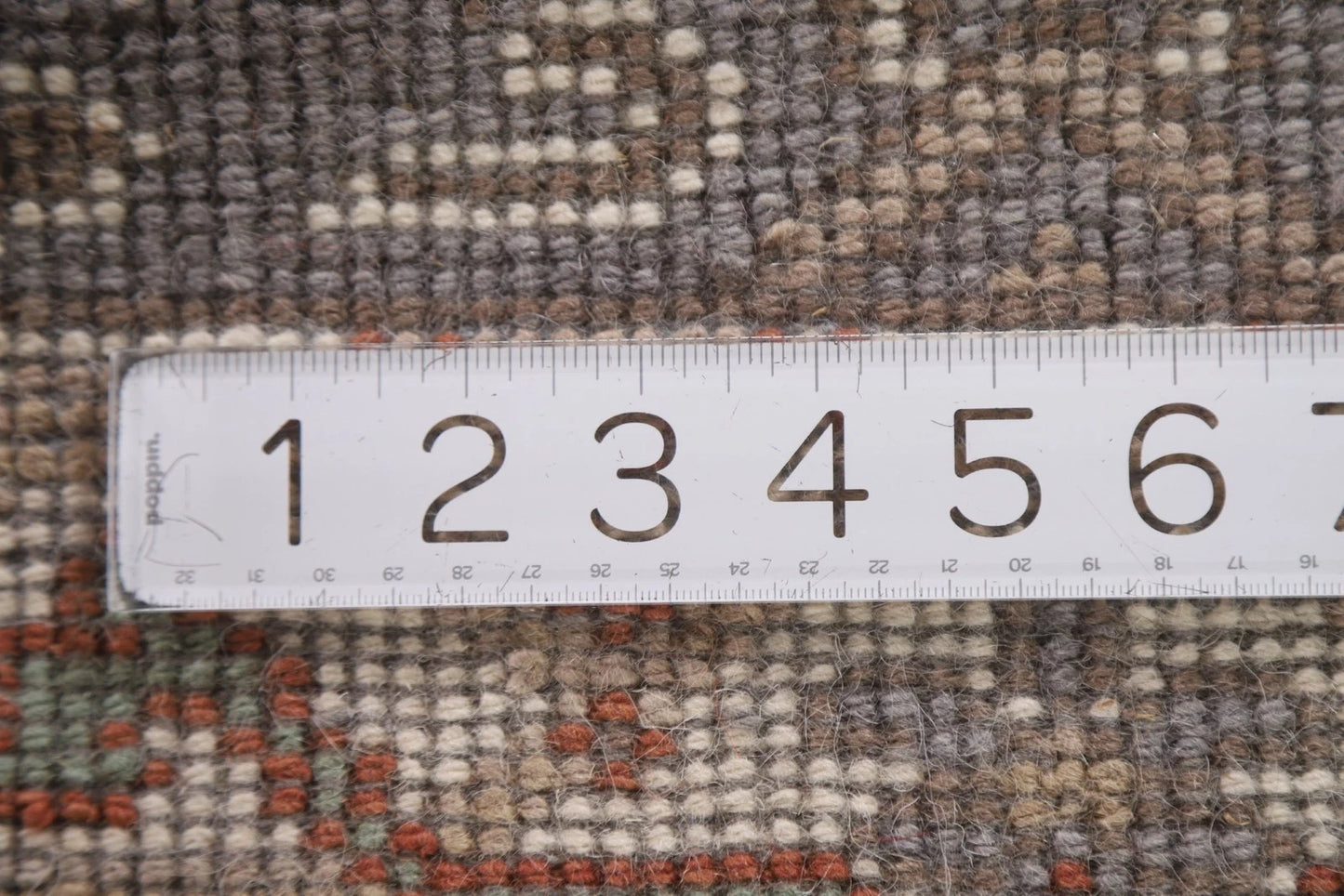 Chic Grey & Beige Traditional Accent Rug (2' x 3')